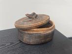 Vintage Indonesisch mandje met handgesneden kikker, Ophalen of Verzenden, Zo goed als nieuw, Rechthoekig, Riet