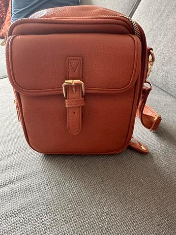 Bijzonder handig tasje wildleren kleur met veel vakken beschikbaar voor biedingen