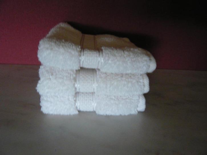 gastendoekjes van merk Home 3x wit met mooie rand 28x28cm, Huis en Inrichting, Badkamer | Badtextiel en Accessoires, Zo goed als nieuw