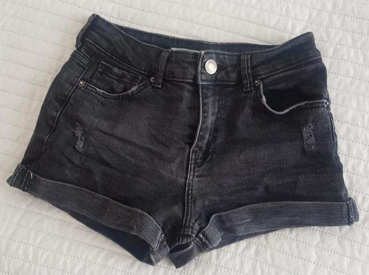 Bershka korte broek maat 34 xs zwart short broekje jeans, Kleding | Dames, Spijkerbroeken en Jeans, Zo goed als nieuw, W27 (confectie 34) of kleiner