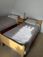 Twee eenpersoonsbedden + nachtkastje, Ophalen, Bruin, Zo goed als nieuw, 200 cm