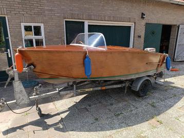 Houten motorboot met 15pk Johnson & Trailer beschikbaar voor biedingen