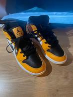 Air Jordan 1 Mid Taxi, Jordan, Ophalen of Verzenden, Zo goed als nieuw, Sneakers of Gympen