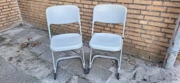 2 metaal kunstof stoelen smal en compact stapelbaar. beschikbaar voor biedingen