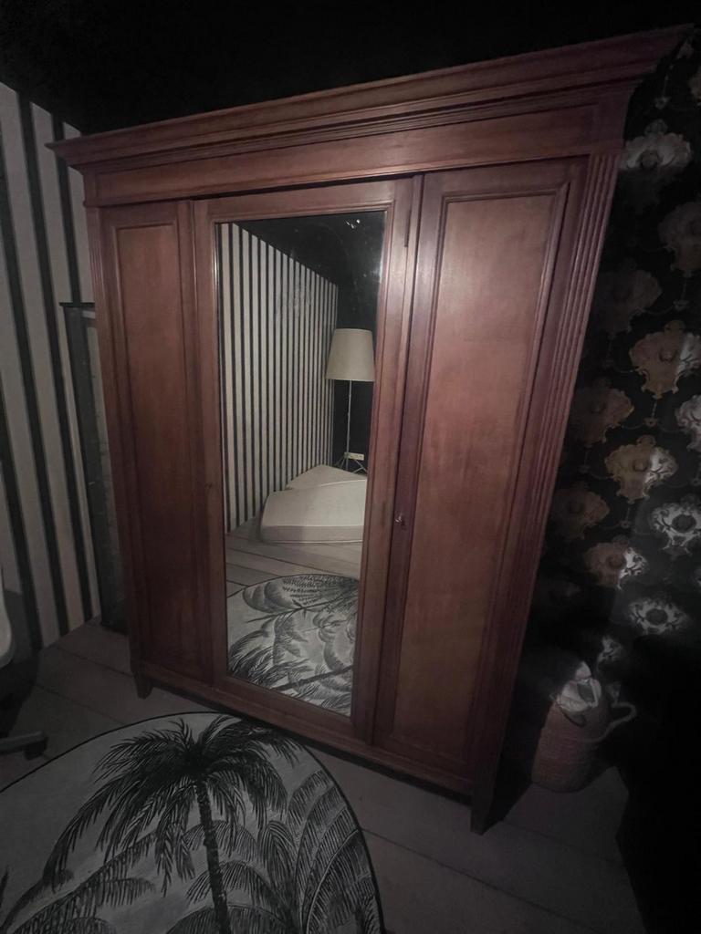 Antieke houten kledingkast, Ophalen