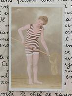 Dame in badpak op het strand met visnet (SL), Verzamelen, Ansichtkaarten | Themakaarten, Ophalen of Verzenden, Voor 1920, Ongelopen