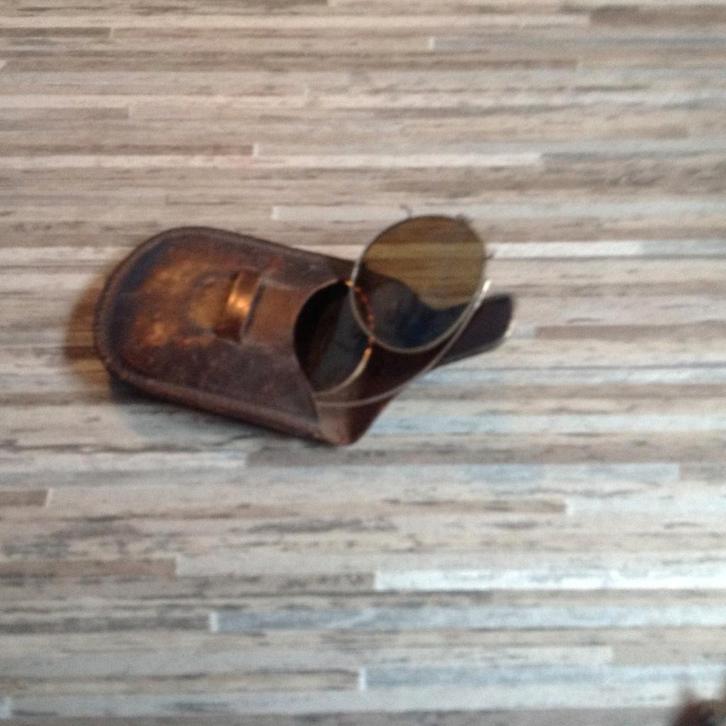 Oude opvouwbare zonnebril in leren etuitje VERZENDEN/OPHALEN, Verzamelen, Retro, Huis en Inrichting, Ophalen