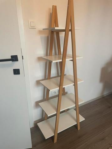 Houten ladderkast met 5 planken beschikbaar voor biedingen