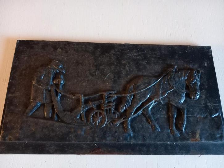 Gietijzeren wandplaat Boer die land bewerkt DDR kunst?, Antiek en Kunst, Antiek | Wandborden en Tegels, Ophalen of Verzenden