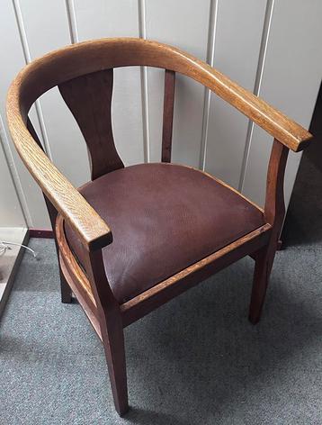 Antieke houten stoel met leren zitting en karakter beschikbaar voor biedingen