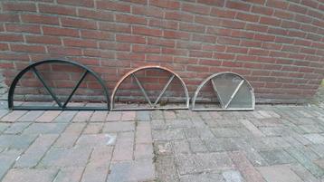 3 Stalen Halfronde Ramen - 63x34cm beschikbaar voor biedingen