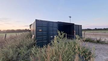 2x zeecontainers met overkapping beschikbaar voor biedingen