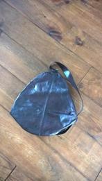 Driehoekige leren bruine leren tas met leren hengsel, Ophalen of Verzenden, Zo goed als nieuw, Bruin, Handtas