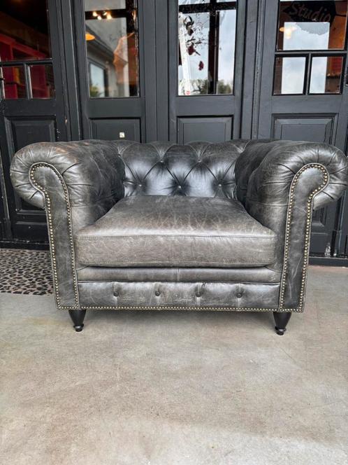Chesterfield Fauteuil Generfd Grijs Leer zgan, Huis en Inrichting, Fauteuils, Zo goed als nieuw, Leer, 100 tot 125 cm, 100 tot 125 cm