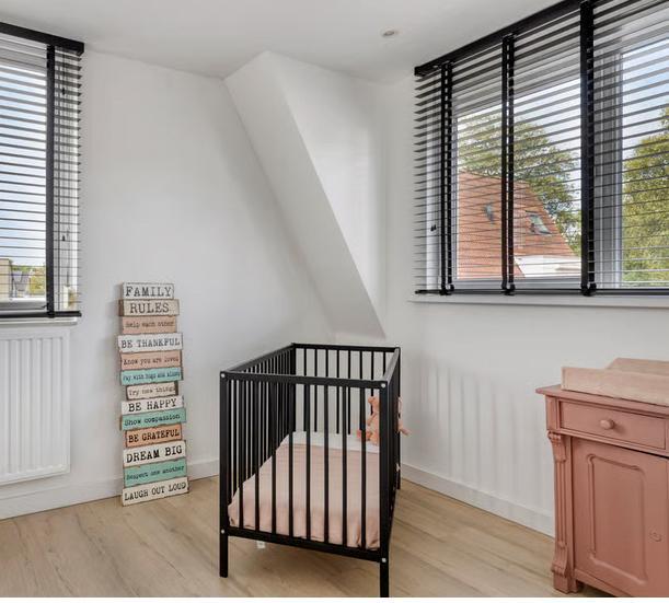 Babykamer Bedje Zwart & vintage commode Oud Roze, Kinderen en Baby's, Kinderkamer | Bedden, Gebruikt, Minder dan 140 cm, Minder dan 70 cm