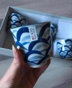 Nieuw in doos: vier blauwe mokken van tokyo met patroon, Nieuw, Ophalen of Verzenden, Porselein