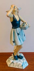 Art-Deco porselein sculptuur dame met fruit.  Gesigneerd, Antiek en Kunst, Antiek | Porselein, Ophalen of Verzenden