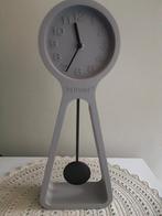 ZUIVER, pendulum tafelklok,  kleur grijs, Huis en Inrichting, Woonaccessoires | Klokken, Ophalen of Verzenden, Zo goed als nieuw