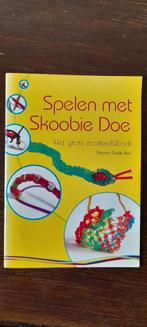 Spelen met Skoobie Doe - Voorbeeldboekje, Gelezen, Sharon Oude Bos, Ophalen of Verzenden, Scrapbooking en Knutselen