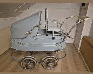 Prachtige vintage retro kinderwagen 50'er jaren met stoeltje beschikbaar voor biedingen