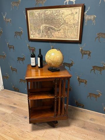 Antieke boekenmolen beschikbaar voor biedingen