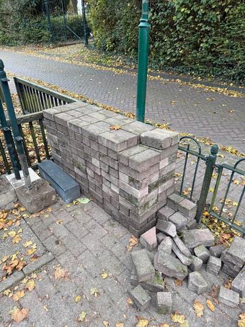 Rode Betonklinkers 30m2 + Sierpatronen beschikbaar voor biedingen