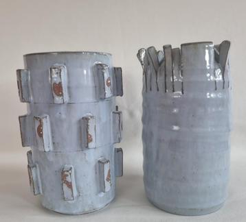 Twee keramische decoratieve "Des Pots"vazen beschikbaar voor biedingen