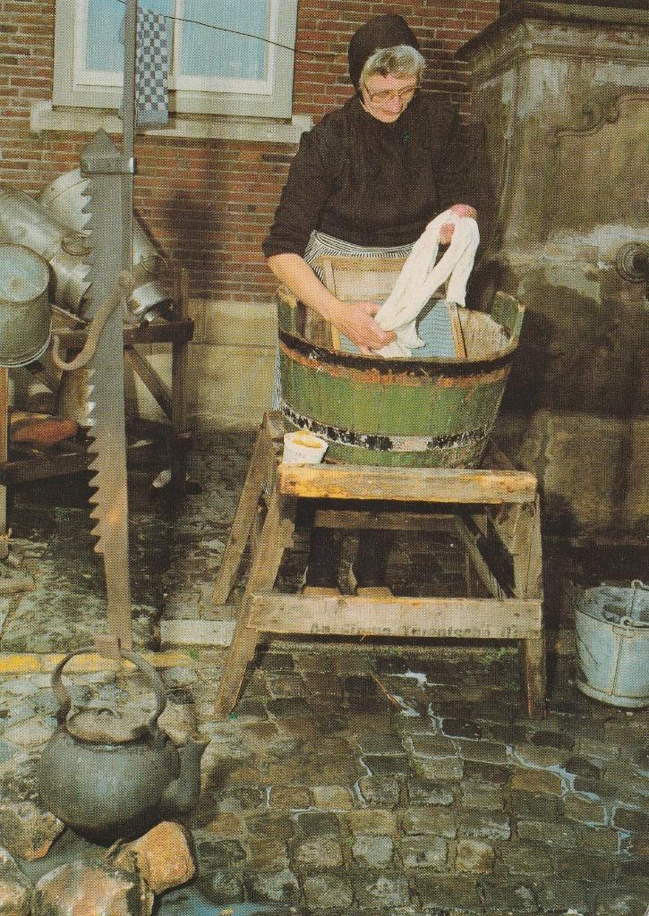 TWENTE Wasvrouw, Verzamelen, Ansichtkaarten | Nederland, Ongelopen, Overijssel, 1980 tot heden, Verzenden