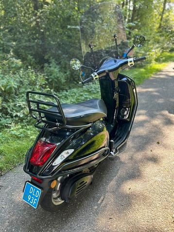 Vespa Primavera 2018 FULL OPTIE , Zwart,  8174 km beschikbaar voor biedingen