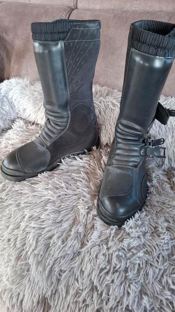 Laarzen, jas, broek, helm. Handschoenen. Nierriem. beschikbaar voor biedingen