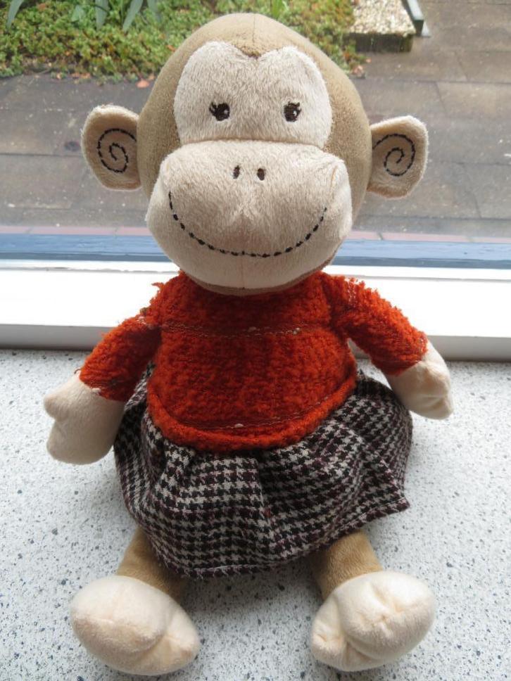 Aap van Gijsje Eigenwijsje meisje in oranje trui +bruine rok, Kinderen en Baby's, Speelgoed | Knuffels en Pluche, Zo goed als nieuw