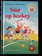 Saar op hockey, Boeken, Kinderboeken | Jeugd | onder 10 jaar, Ophalen of Verzenden, Fictie algemeen, Zo goed als nieuw, Vivian den Hollander