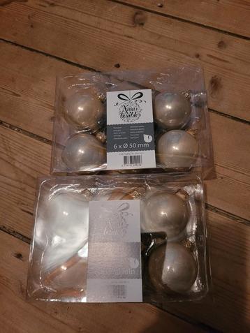 Glazen kerstballen en kerstboom voet beschikbaar voor biedingen