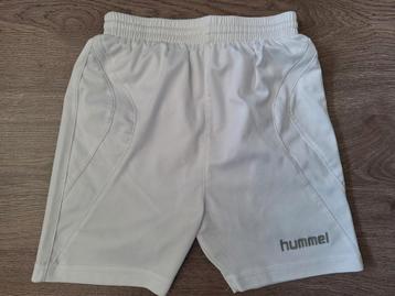 Wit sportbroekje van Hummel maat 128 beschikbaar voor biedingen