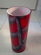 Rode gewerkte glazen vaas, Huis en Inrichting, Woonaccessoires | Vazen, Ophalen, Minder dan 50 cm, Rood, Glas