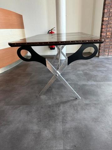 Unieke tafels met onderstel van scharen.  beschikbaar voor biedingen