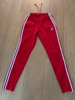 Rode Adidas trainingsbroek XS, Kleding | Dames, Overige typen, Ophalen of Verzenden, Zo goed als nieuw, Maat 34 (XS) of kleiner