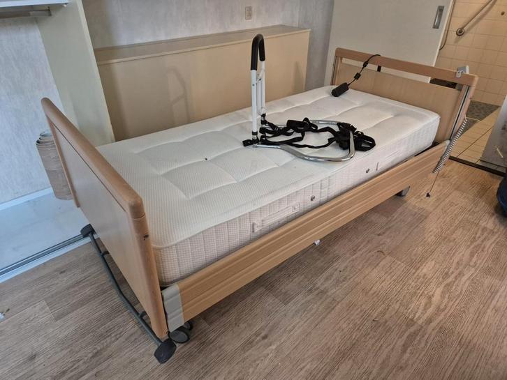 Hoog-laag bed zorgbed, electrisch bed, verpleegbed, Huis en Inrichting, Slaapkamer | Bedden, Zo goed als nieuw, Eenpersoons, 90 cm