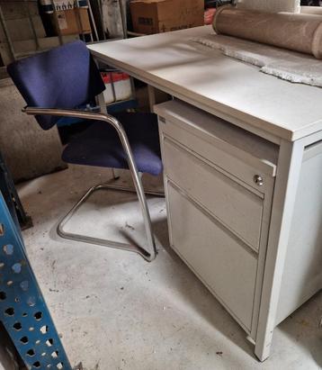 Klein buro 1,20 x 80 x 76 cm, met ladenblok en stoel beschikbaar voor biedingen