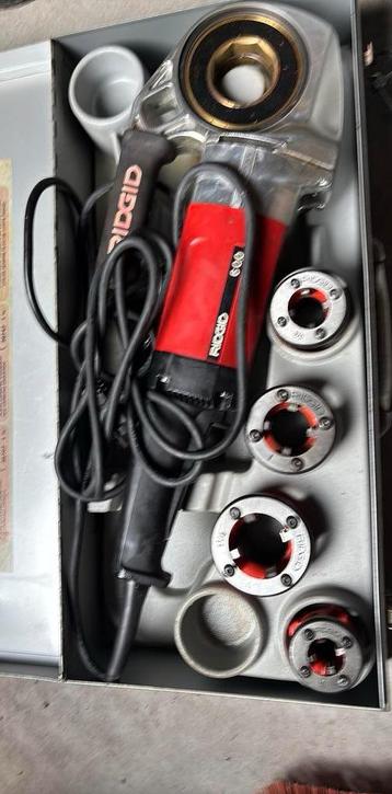 Ridgid 600-l Draadsnijmachine,steunarm en snijkoppen  in kof beschikbaar voor biedingen