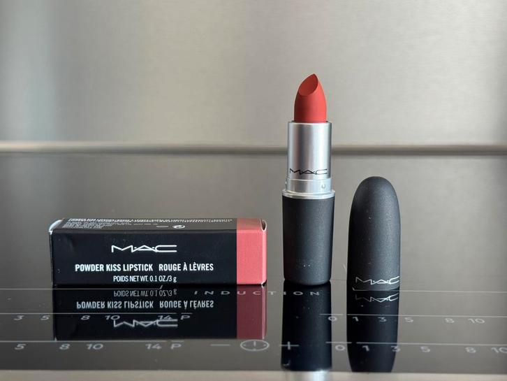 Mac powder kiss lipstick 3gr kleur 316 devoted to chili, Sieraden, Tassen en Uiterlijk, Uiterlijk | Cosmetica en Make-up, Nieuw