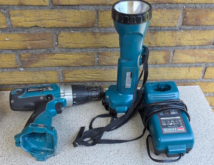 Makita boormachine + zaklamp + lader, Doe-het-zelf en Verbouw, Gereedschap | Boormachines, Gebruikt, Boormachine, 600 watt of meer