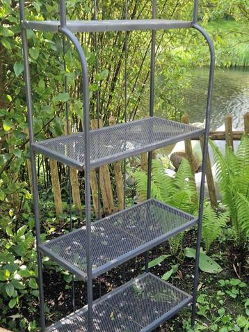 Mooie hoge ijzeren tuin etagère met 4 plateaus (brocante) beschikbaar voor biedingen