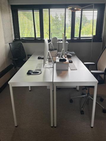 4 bureaus wit 120 x 60 x H74 beschikbaar voor biedingen
