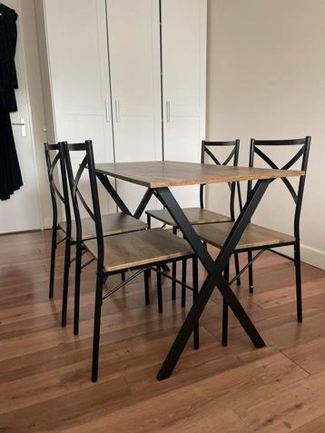 Eetkamerset – tafel + 4 stoelen – zo goed als nieuw!