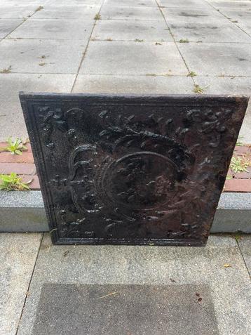 Gietijzeren haardplaat met schade 46 x 46 beschikbaar voor biedingen