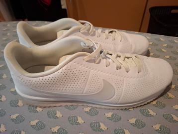 Super mooie witte NIKE schoenen  beschikbaar voor biedingen