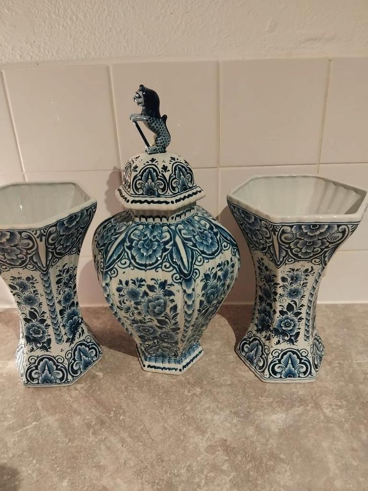 Delfts Blauw Kaststel met Dekselvaas en Vazen, Antiek en Kunst, Antiek | Keramiek en Aardewerk, Ophalen