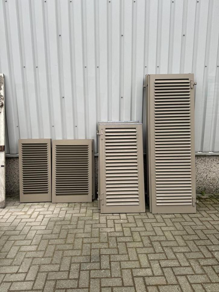 16 stuks massief meranti raamluiken of louvreluiken, Doe-het-zelf en Verbouw, Deuren en Horren, Zo goed als nieuw, Overige typen