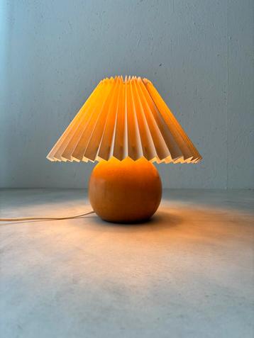 Minimalistische houten tafellamp 70s met nieuwe plissé kap beschikbaar voor biedingen